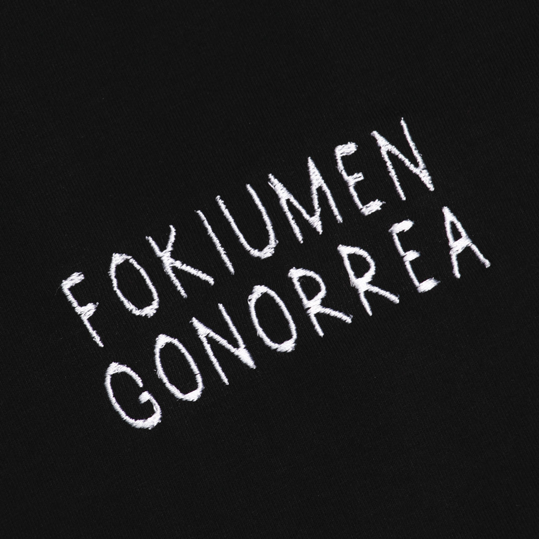 Camiseta oversize negra bordado fokiumen gonorrea